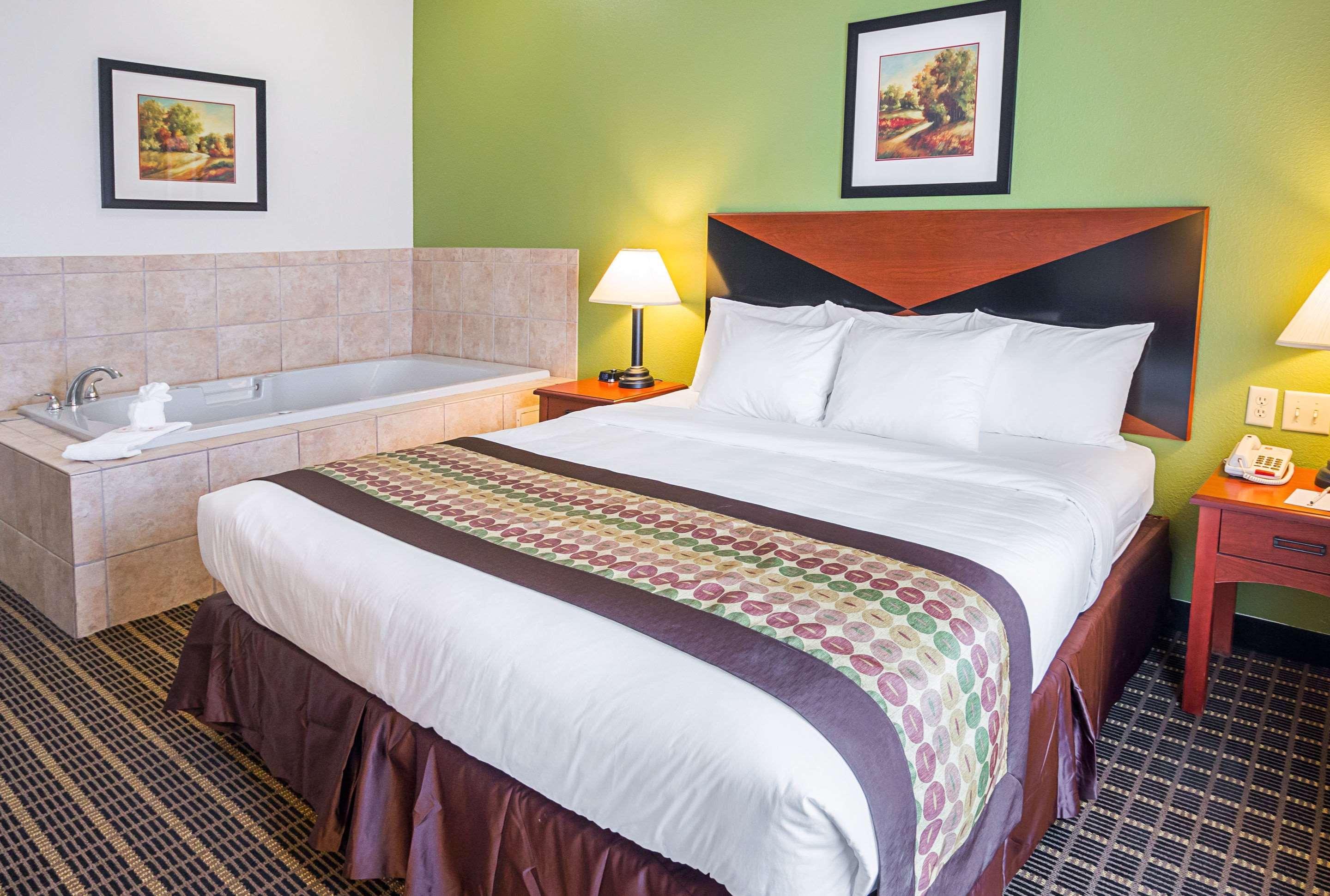 Clarion Inn & Suites Weatherford South Exteriér fotografie