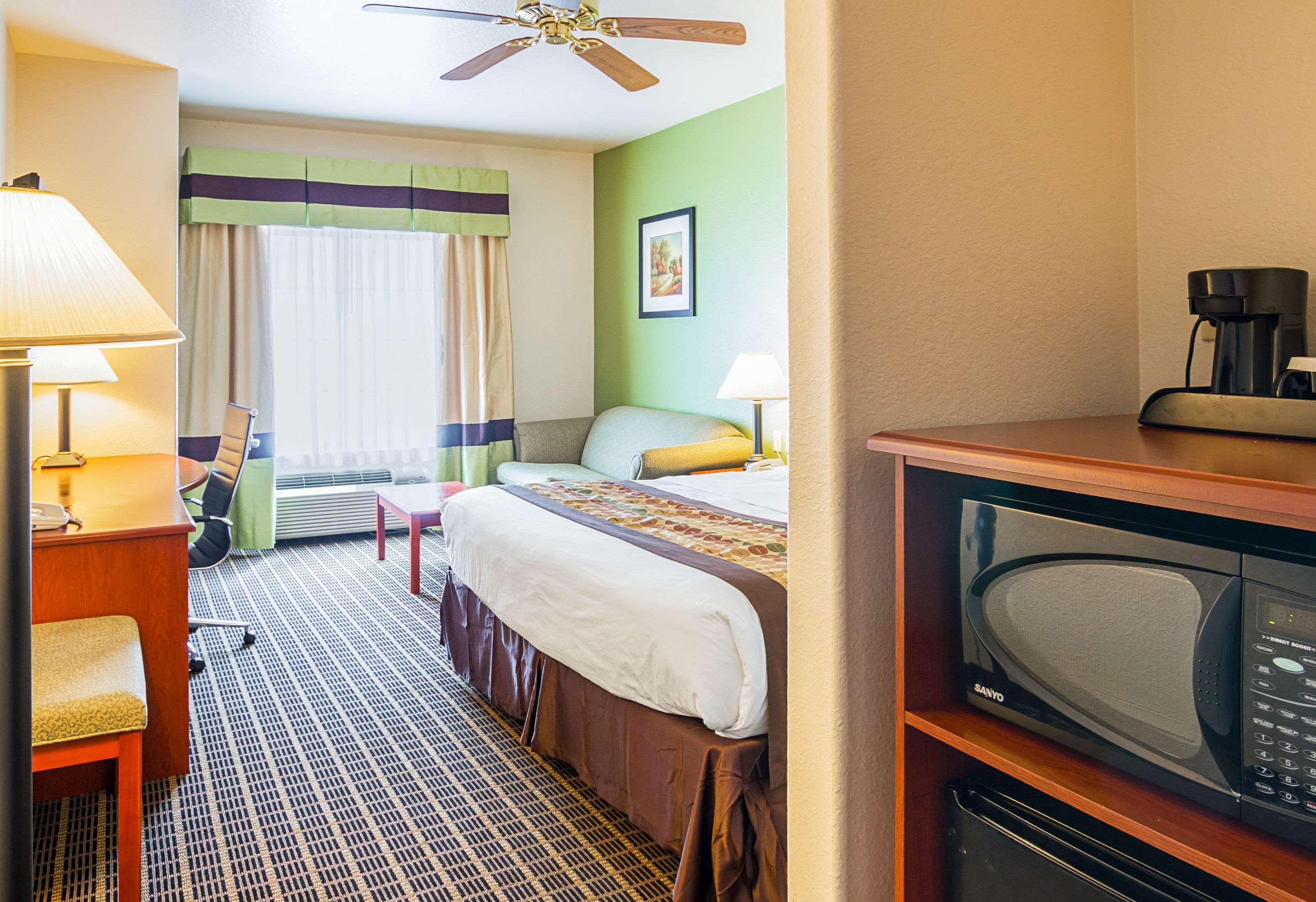 Clarion Inn & Suites Weatherford South Exteriér fotografie
