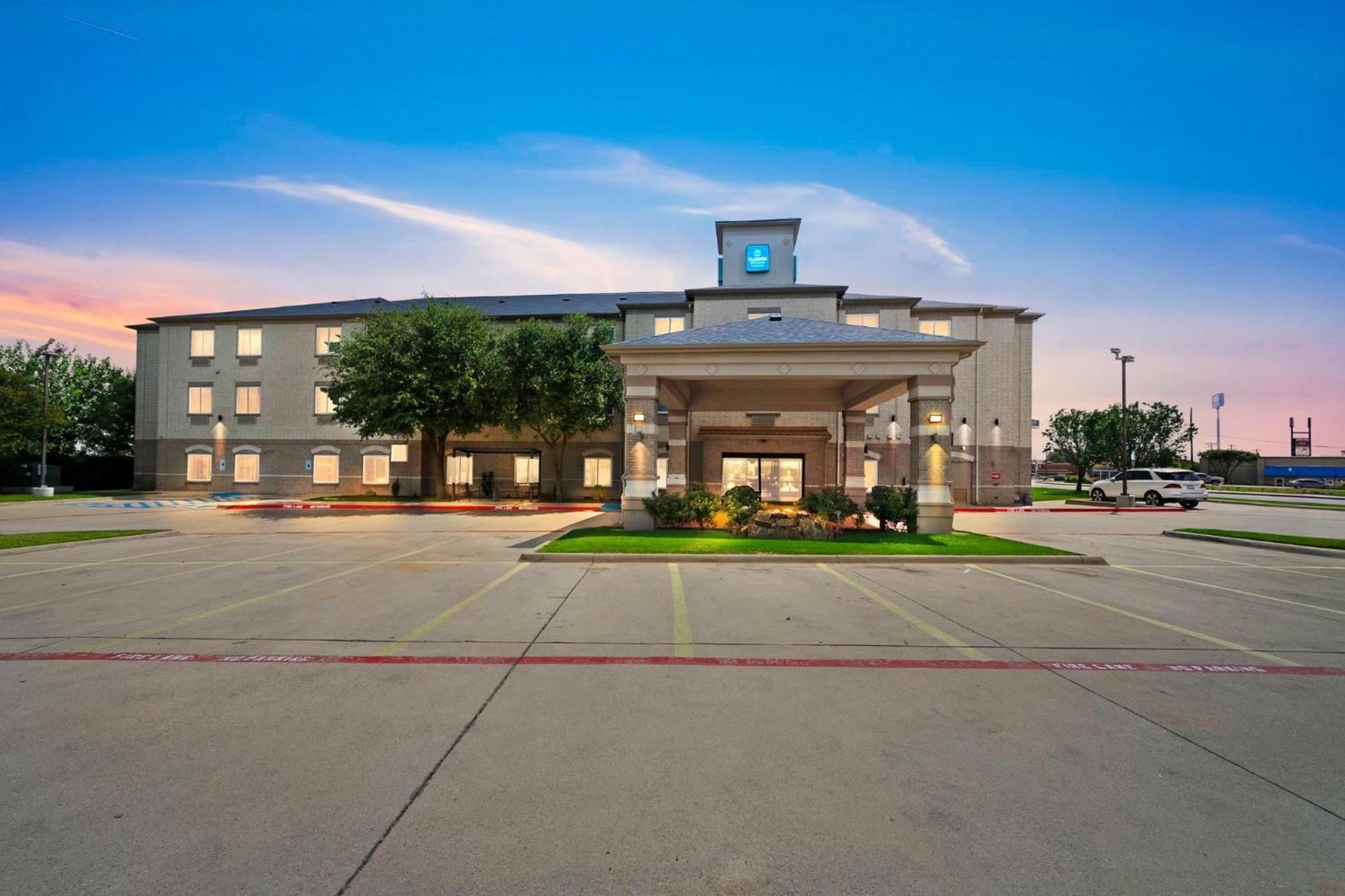 Clarion Inn & Suites Weatherford South Exteriér fotografie
