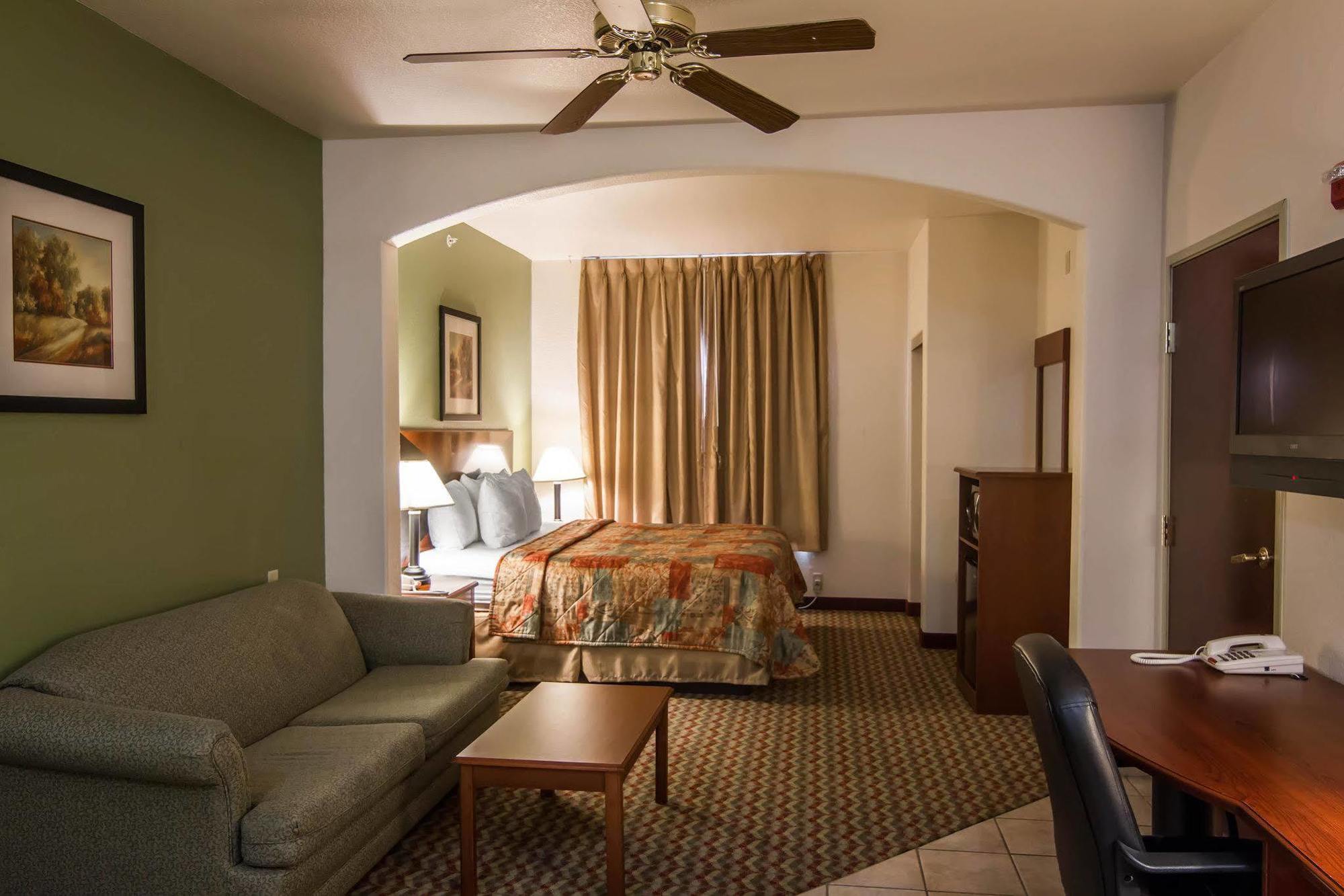 Clarion Inn & Suites Weatherford South Exteriér fotografie